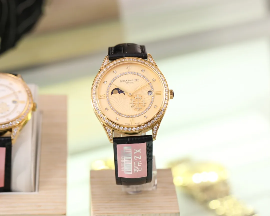 [Foreign Trade Import] 💰3700 Patek Philippe Moon [Moon] Phase [Sun] Series! Nine-digit sun, moon and star function, unique 4-hour small seconds logo, equipped with original imported call8219 moon camera core (0 repairs and 0 after-sales), sapphire glass mirror, imported Italian cowhide, (can be equipped with steel strap) size 40mm, thickness 10mm, three-degree waterproof performance 🏊, simple commercial appearance, let you feel the atmosphere of an arrogant gentleman, perfectly demonstrate the royal blood of its Patek Philippe watch, and deserves global praise. ——Welcome to reprint!